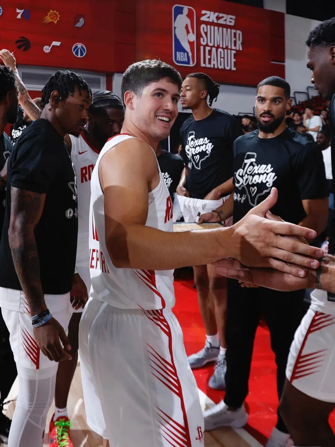 关于迈阿密热火赛前队长鼓劲多伦多猛龙转会期伤情更新，迈阿密热火赛前门线救险都惊呆了的信息